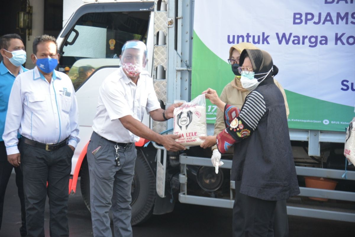 Pekerja terdampak COVID-19 di Kota Surabaya dapat bantuan beras dari Jamsostek