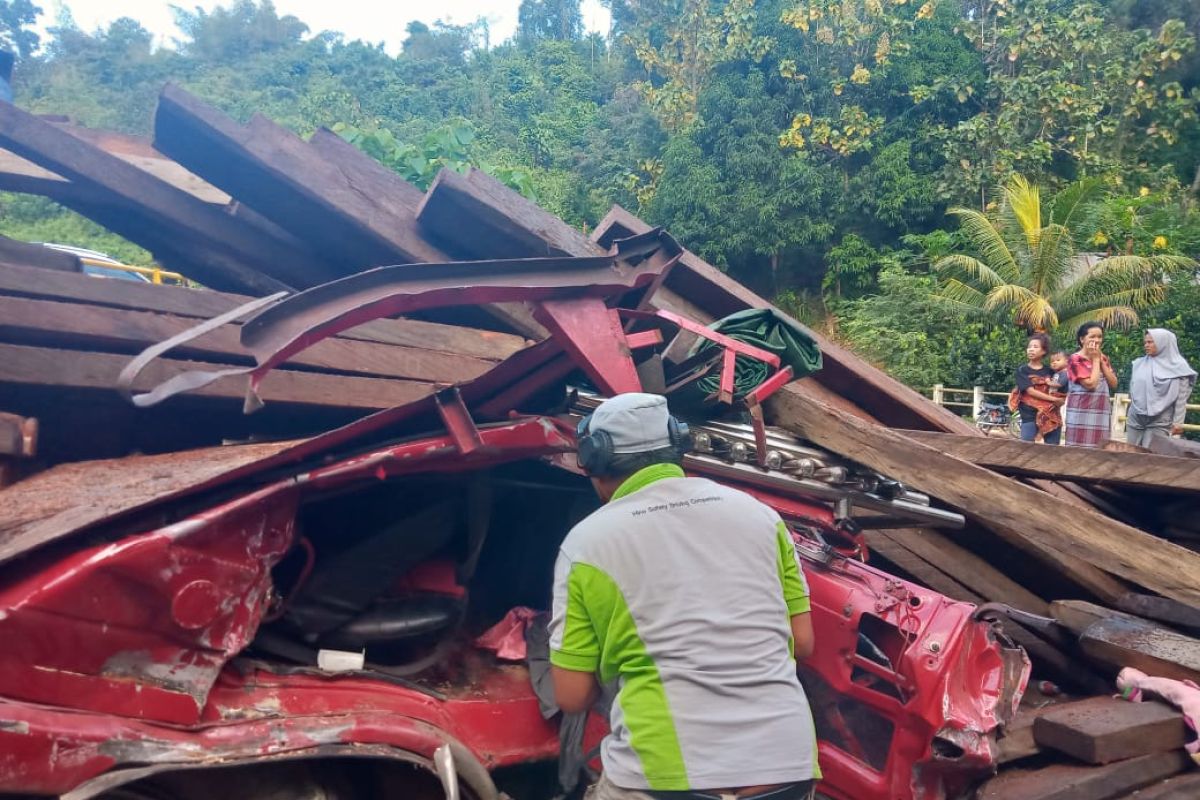 Mobil truk pengangkut kayu terbalik di Kolaka