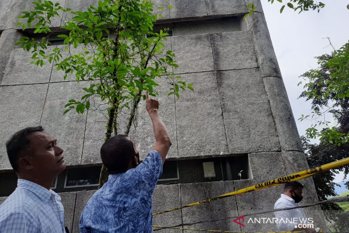 Seorang pekerja jaringan seluler jatuh dari tower di lantai enam kampus, meninggal ketika akan dibawa ke RS