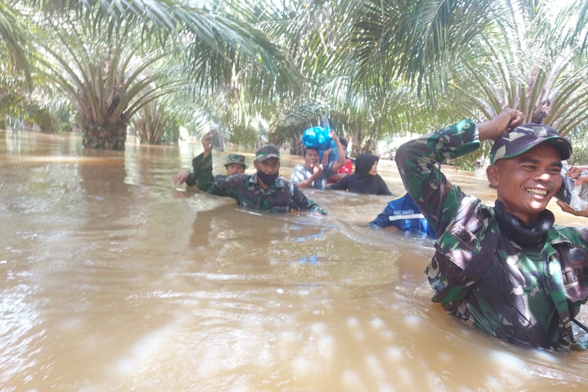 TNI bersama Tim SAR selamatkan warga terjebak banjir di Aceh Jaya