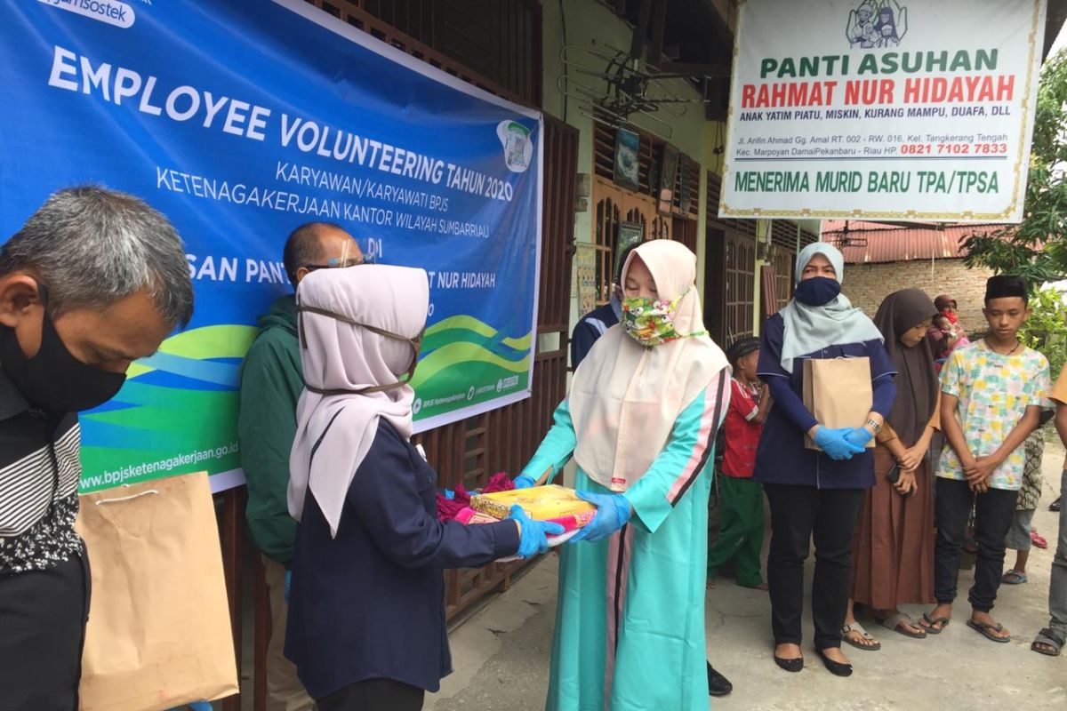 Employee volunteering BPJAMSOSTEK Sumbarriau kenalkan anti korupsi bagi anak panti asuhan