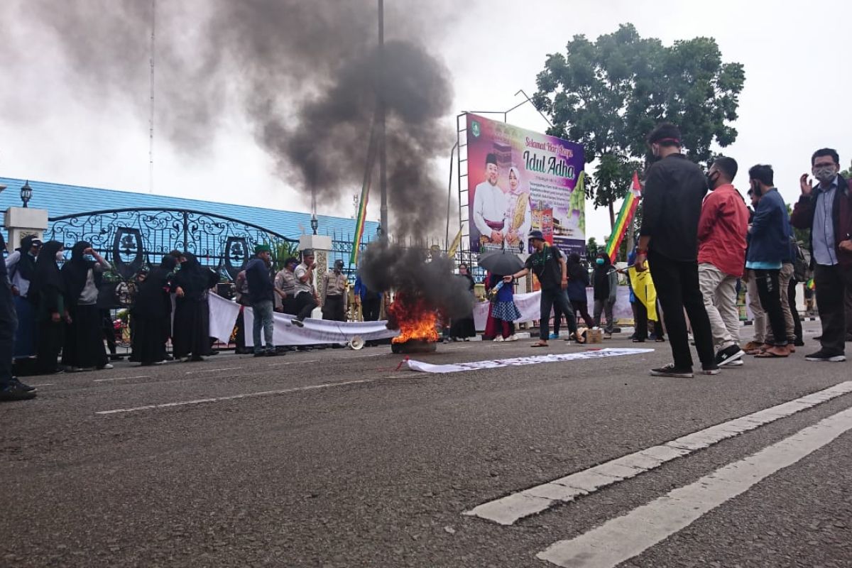 Aksi bakar ban warnai demo mahasiswa di Kantor Bupati Bengkalis
