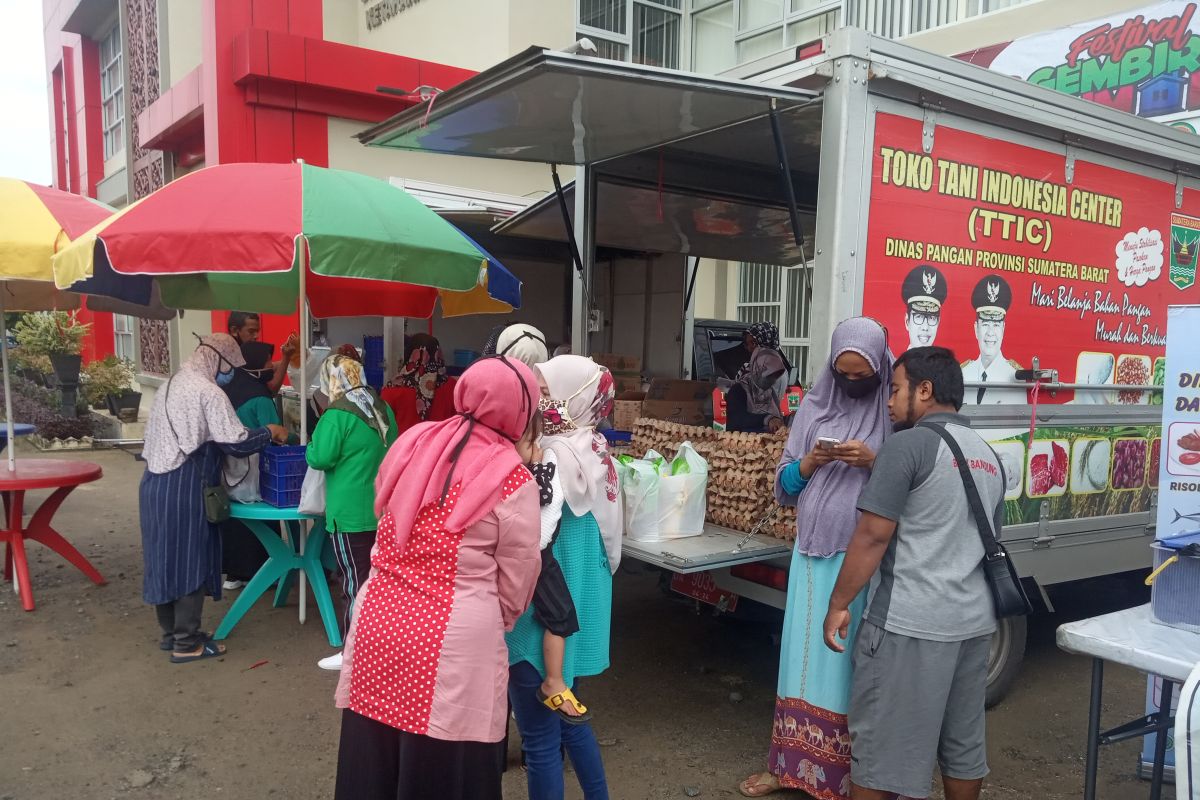 Pemkab Agam gelar bazar kebutuhan pokok stabilkan harga pangan (Video)