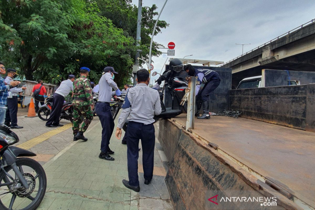 Jakarta Pusat tindak 140 kendaraan parkir sembarangan