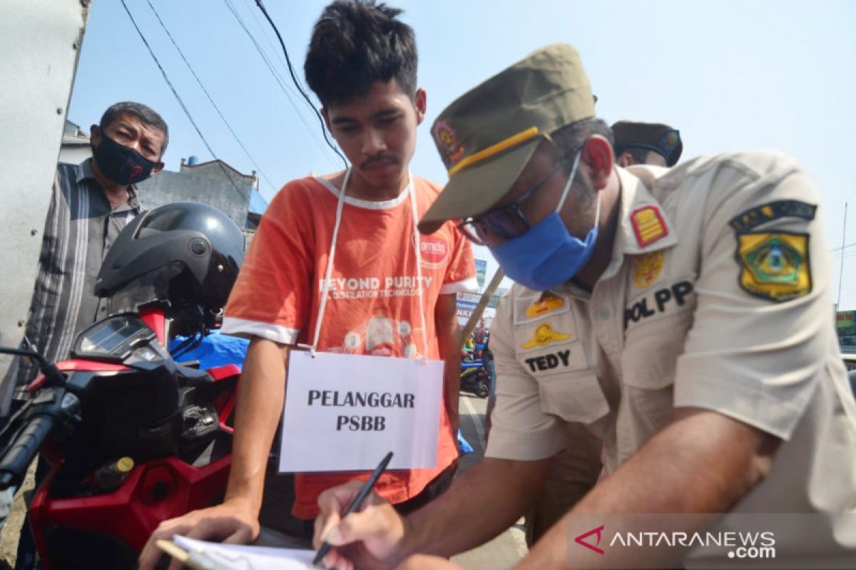 Tak kenakan masker di Bogor diberikan sanksi nyanyi Indonesia Raya