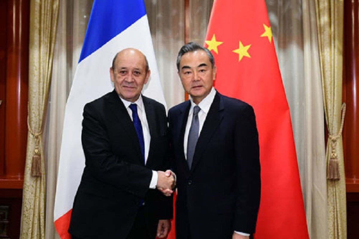 Kepada Menlu Prancis,  Wang Yi nyatakan siap bersikap tegas terhadap AS