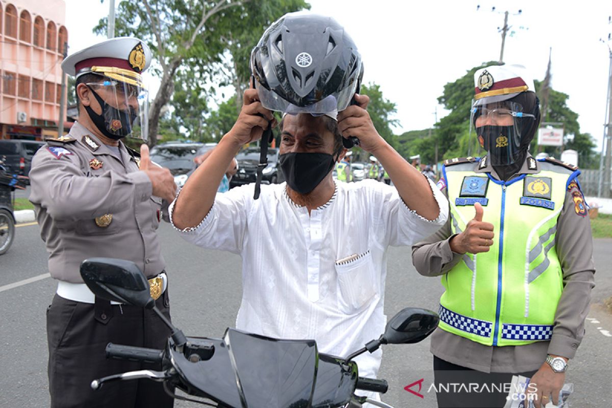 Operasi Patuh Selawah bagikan helm gratis