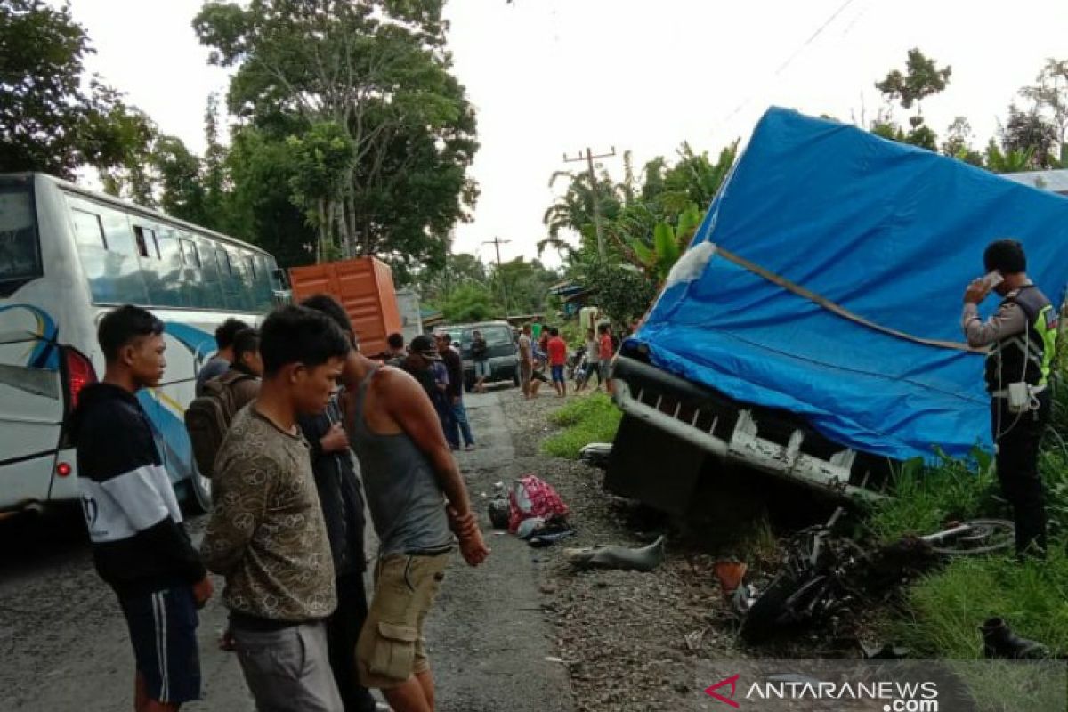 Rem truk bolong, pengendara motor tewas di jalan lintas Parapat