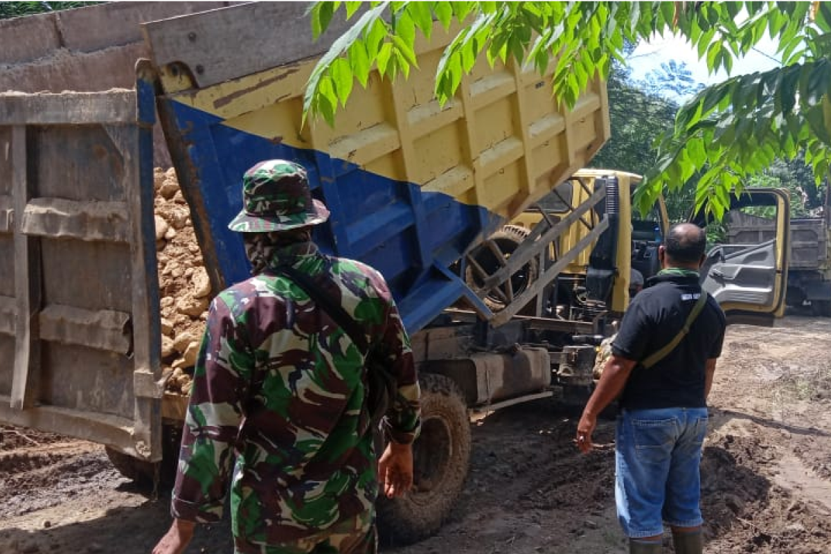 Tetap semangat dalam droping material untuk penimbunan jalan