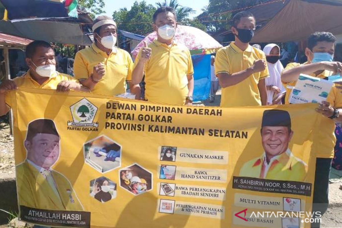 Video - Anggota DPRD Kalsel Fraksi Golkar Athaillah Hasbi bagikan masker dan APD