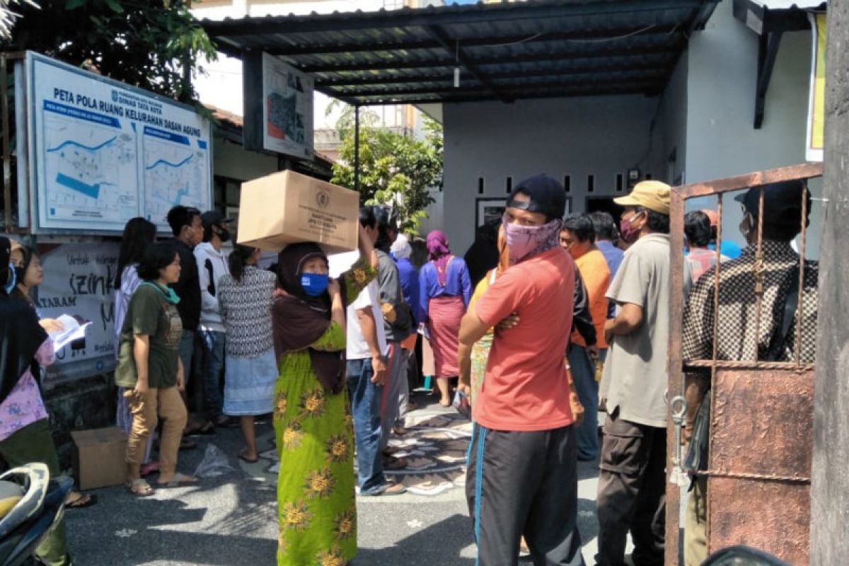 Tak sabar tunggu pendistribusian, penerima JPS Mataram datangi kantor lurah