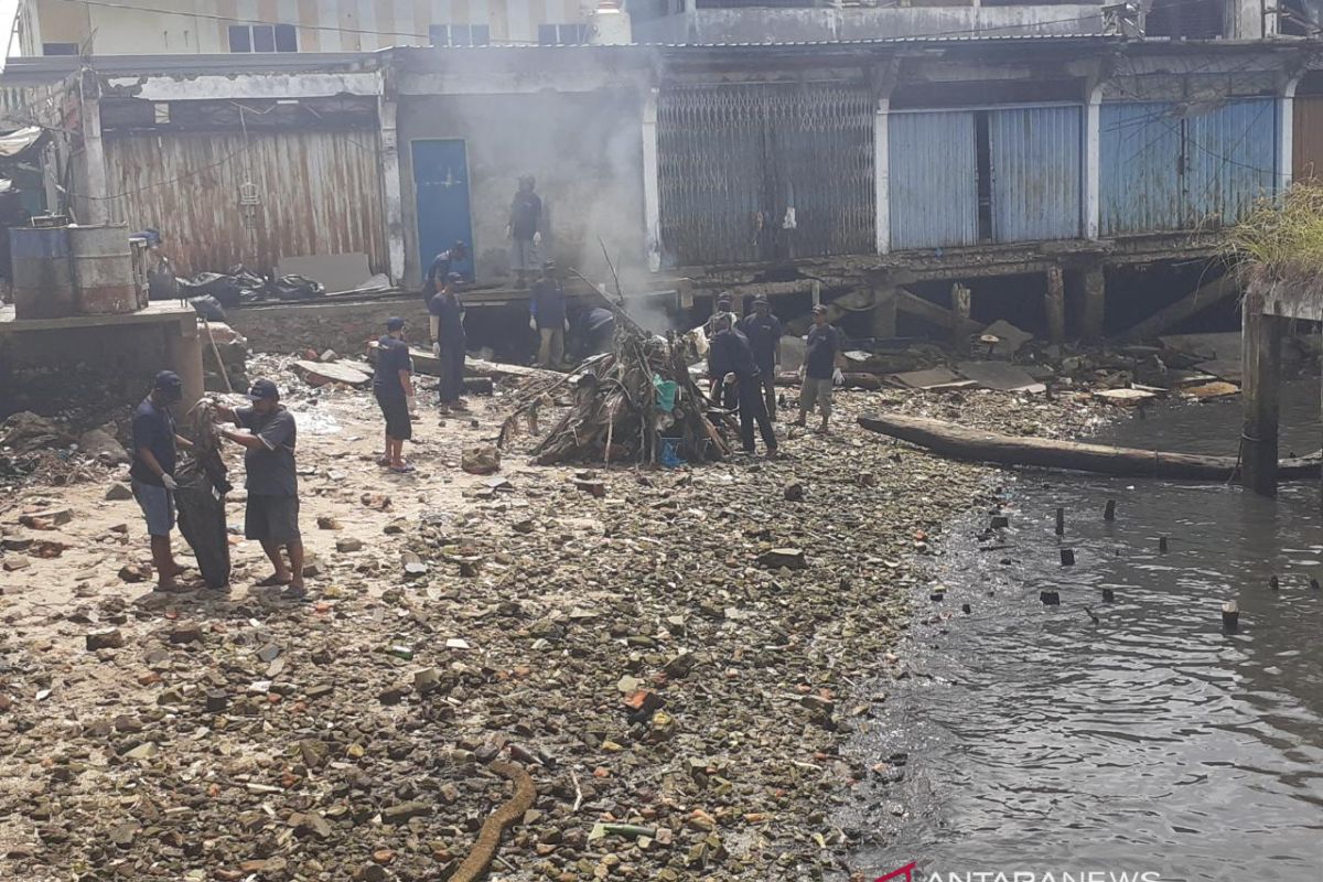 Kemenparekraf bersihkan  pantai di Pulau Belakangpadang