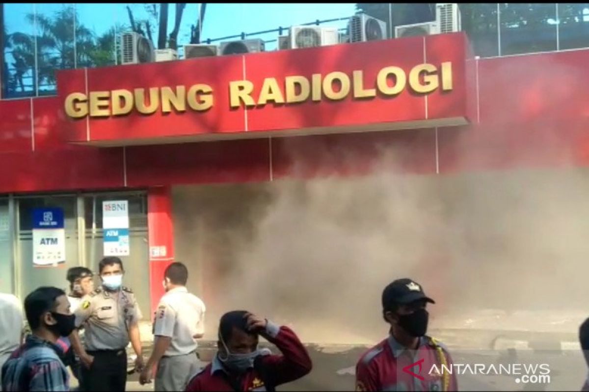 Gedung Radiologi RS Polri mengeluarkan kepulan asap tebal