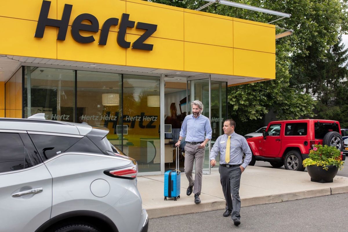 Hertz jual setengah juta mobil rental untuk bayar hutang