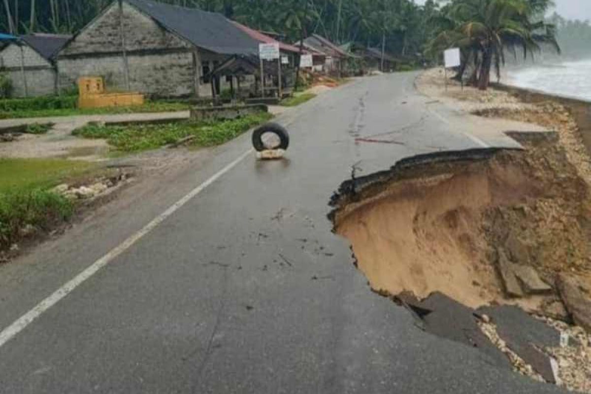 Jalan penghubung Gunungsitoli-Nias Selatan amblas