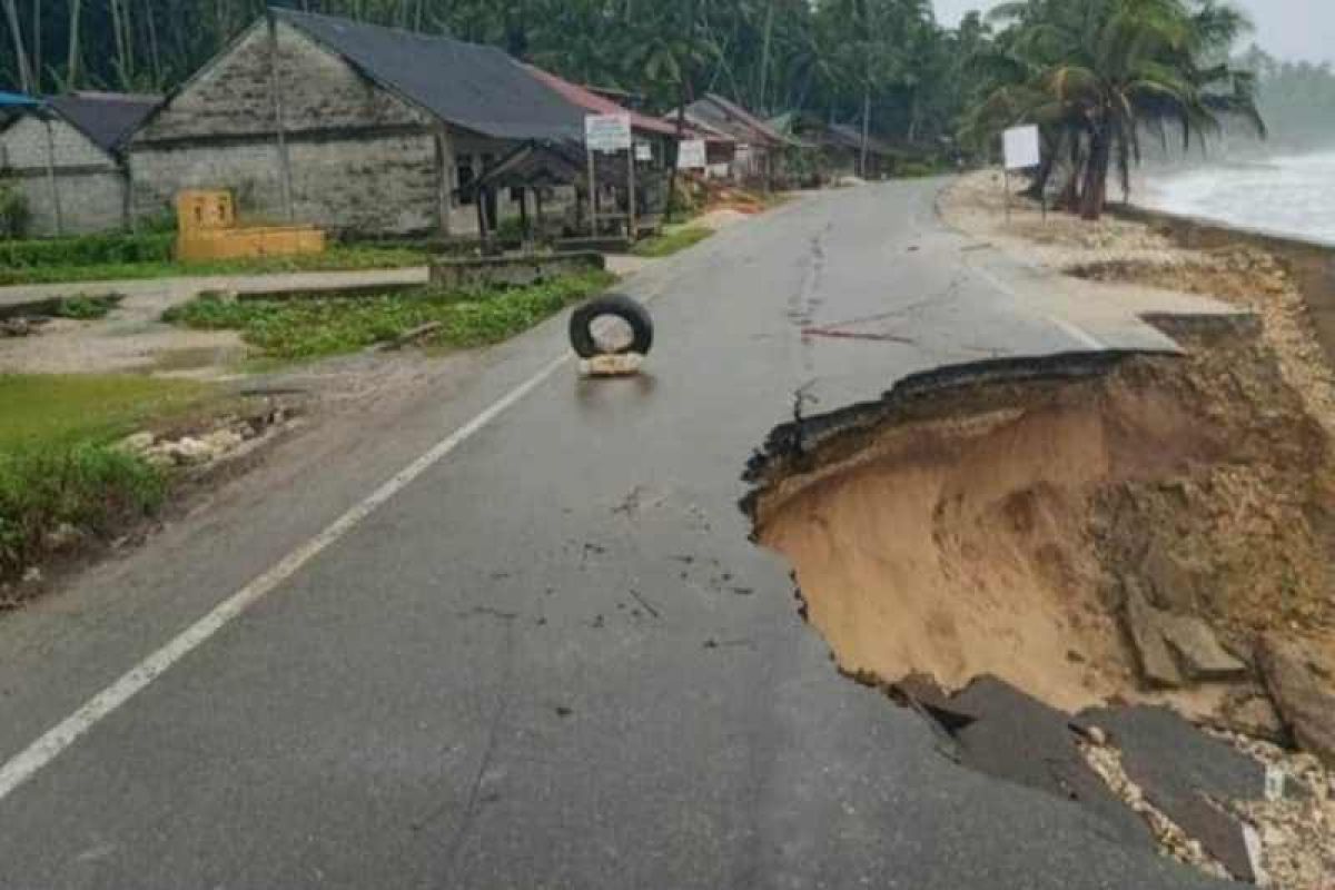 Jalan penghubung Gunungsitoli-Nias Selatan amblas