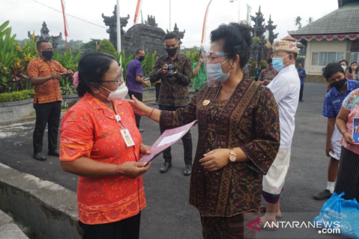 Bupati Karangasem serahkan ribuan KKC dukung pembelajaran daring