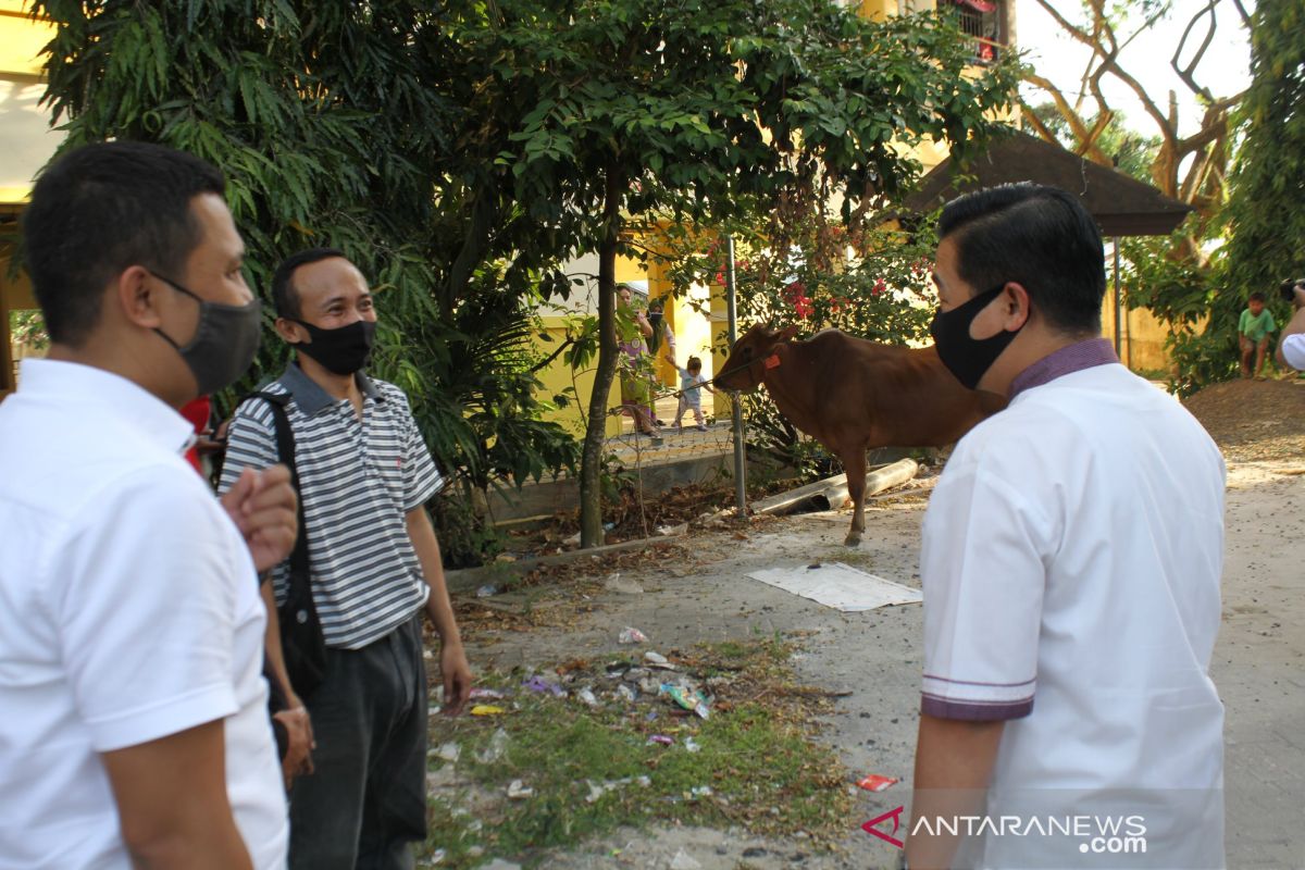 Ibnus Sina sumbang hewan qurban untuk warga