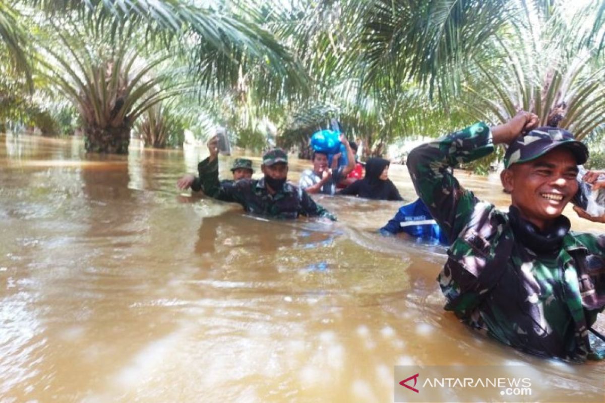 TNI dan Basarnas selamatkan tujuh warga terjebak banjir