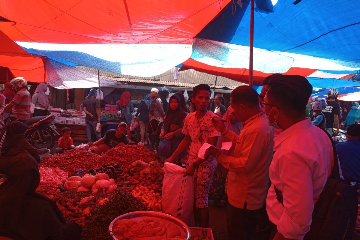 Sehari menjelang Idul Adha, harga bahan kebutuhan pokok berfluktuatif di Agam