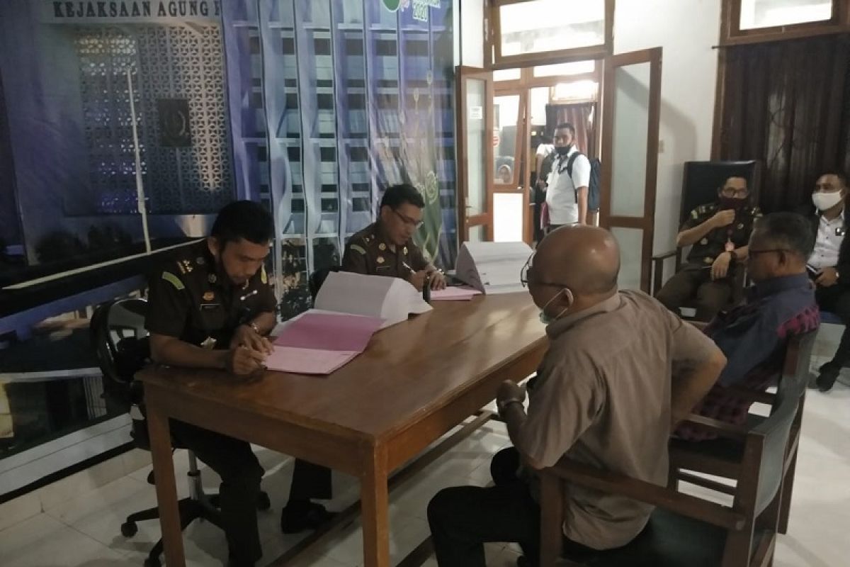 Ditreskrimsus Polda Maluku limpahkan berkas perkara mantan Sekda Buru ke Kejati