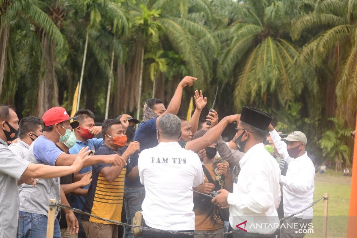 Ratusan massa pendukung Paslon Bupati dihalau PAM Pengamanan Pilkada Tapsel