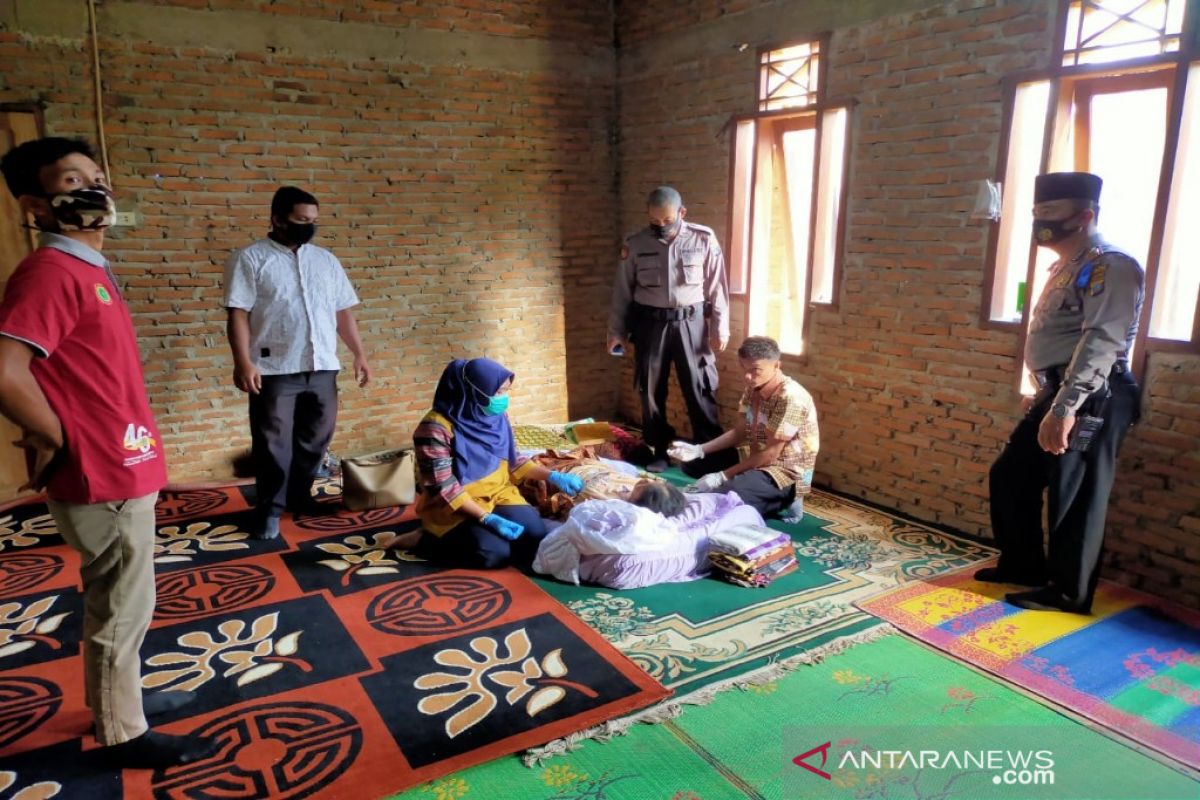 Diduga terlilit utang, seorang ibu di Madina nekat gantung diri