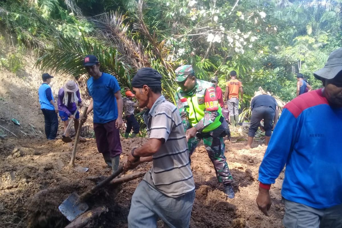 Pemkab Agam kerahkan tim gabungan bersihkan enam titik longsor di Garagahan