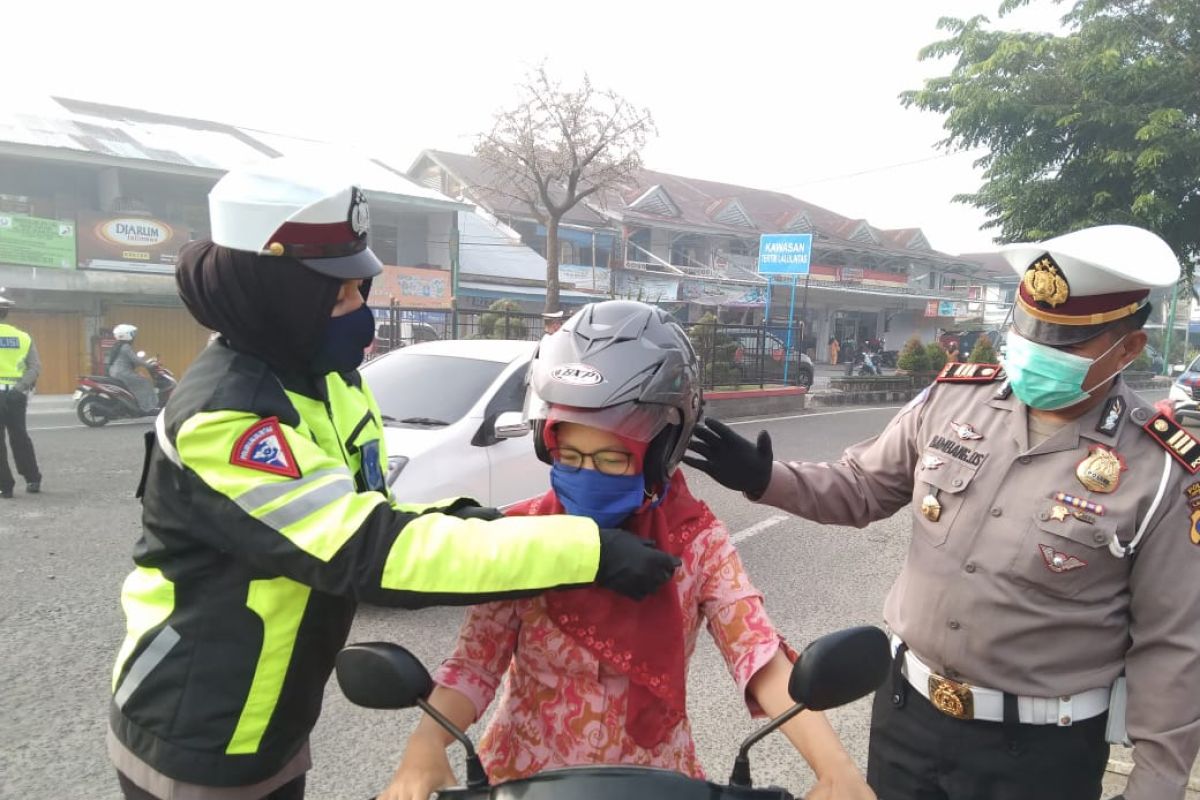 Polisi bagikan masker kepada pengendara pada Operasi Patuh Krakatau 2020