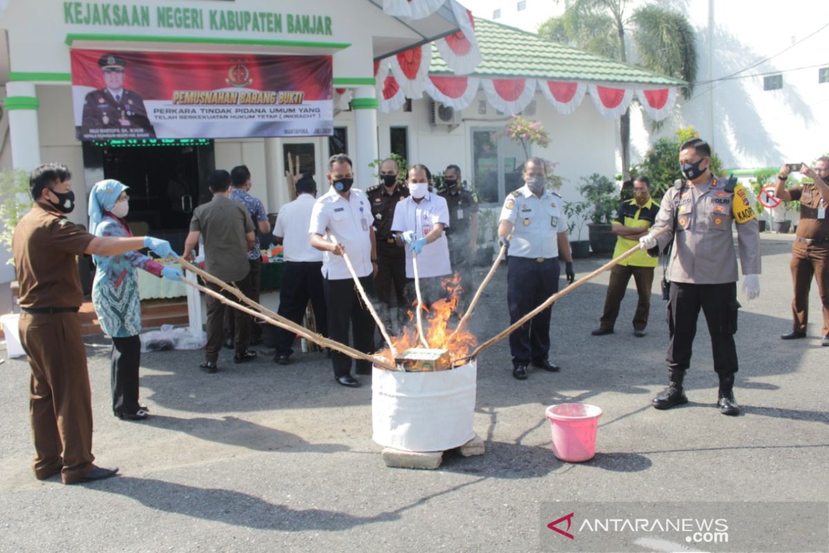 Kejari Banjar musnahkan narkotika dan senjata tajam