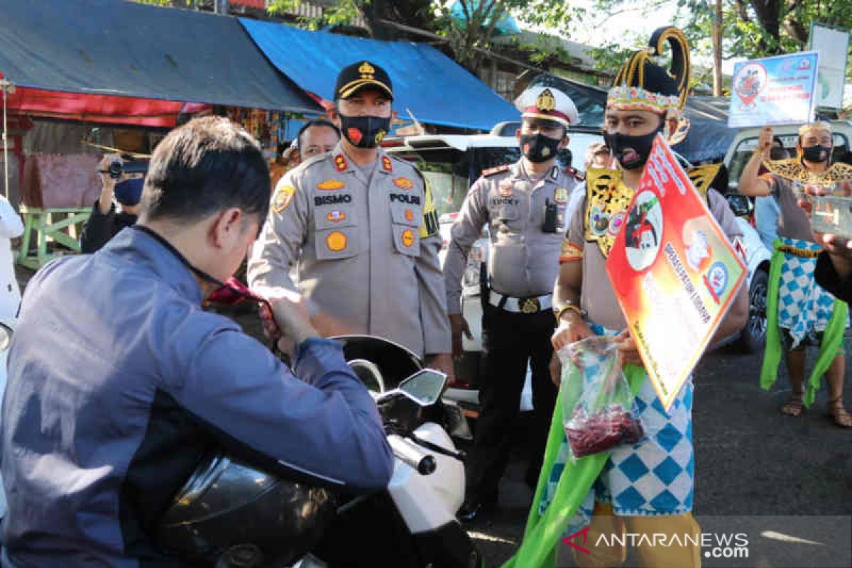 Pelihara kearifan lokal, polisi Majalengka gunakan kostum tokoh wayang bagikan masker
