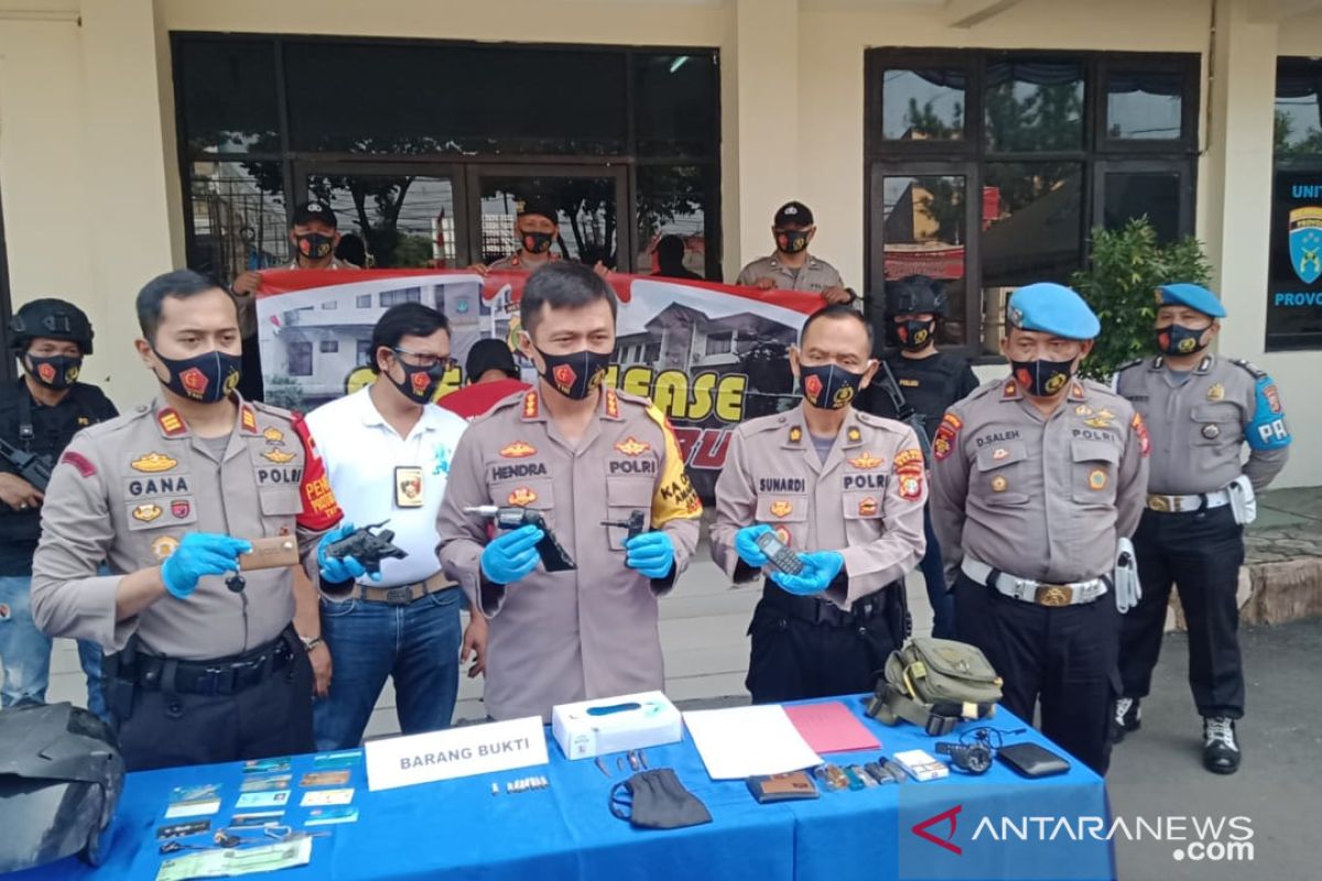 Dua pencuri ditangkap saat beraksi di rumah polisi