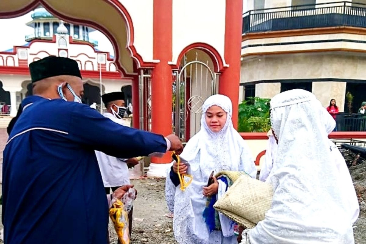 Jamaah shalat ied Idul Adha di Nagan Raya juga terima masker
