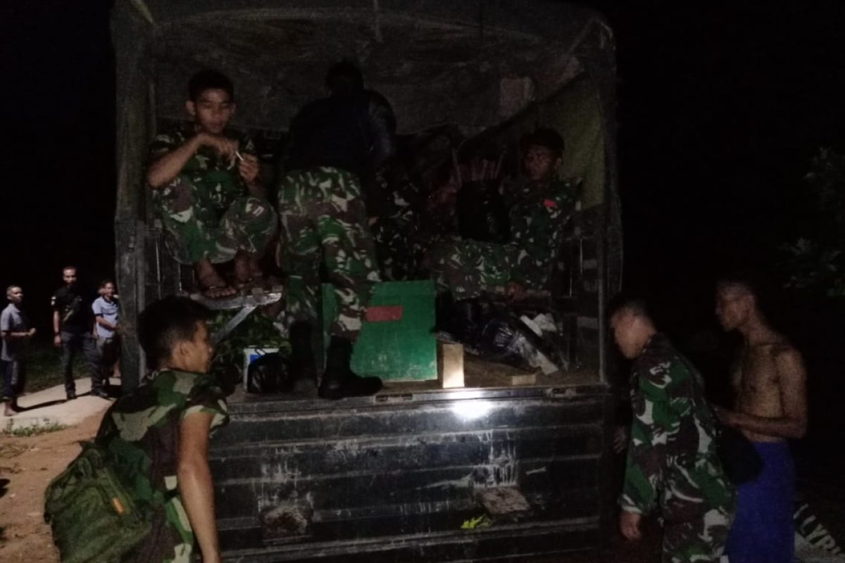 Anggota TMMD 108 mengunakan truk militer kembali pulang