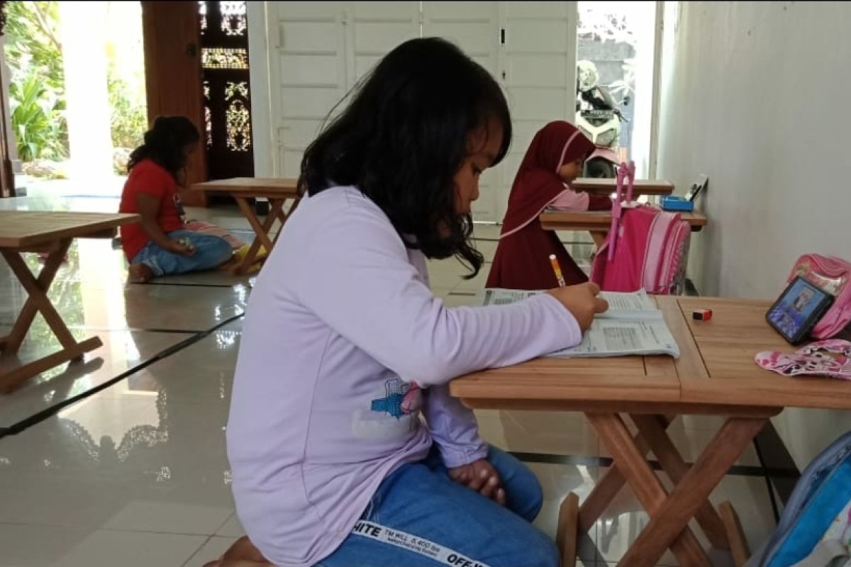 Difasilitasi Mbak Rerie, pelajar Saripan Jepara kini tak lagi belajar di tepi jalan