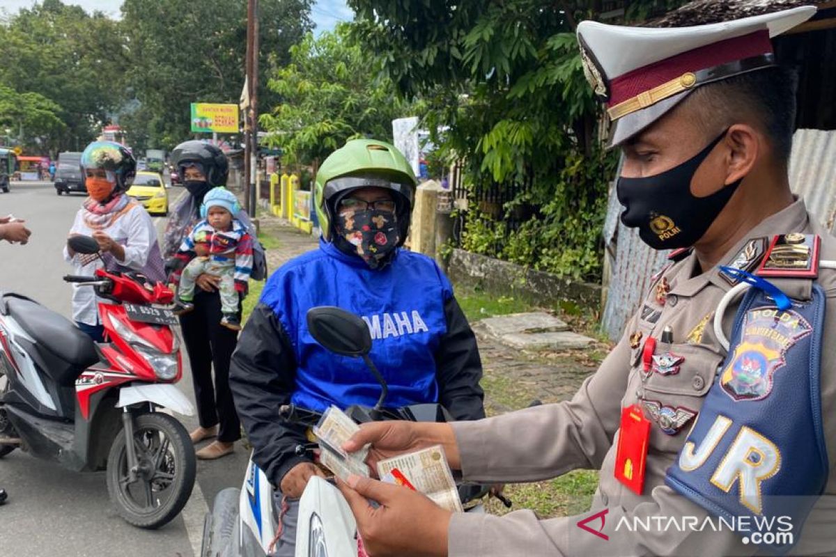 Terjaring Operasi Patuh Polda Sumbar, pelanggar lalu lintas diberi tausiah oleh ustadz