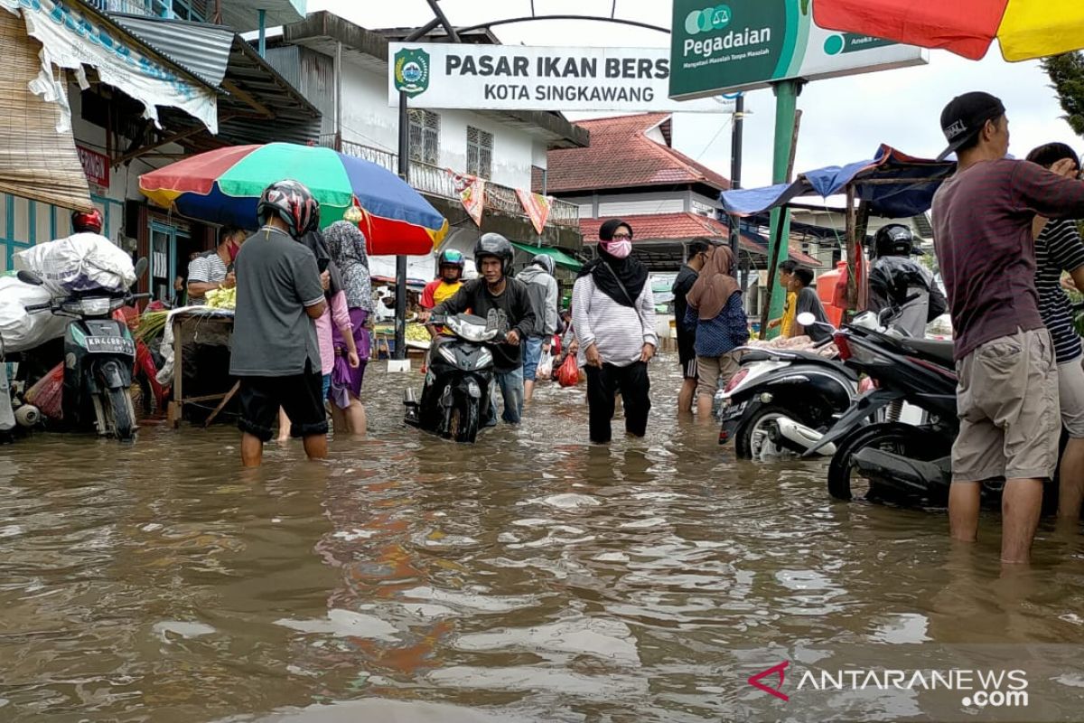 Floods triggered by torrential rains inundate Singkawang, W Kalimantan