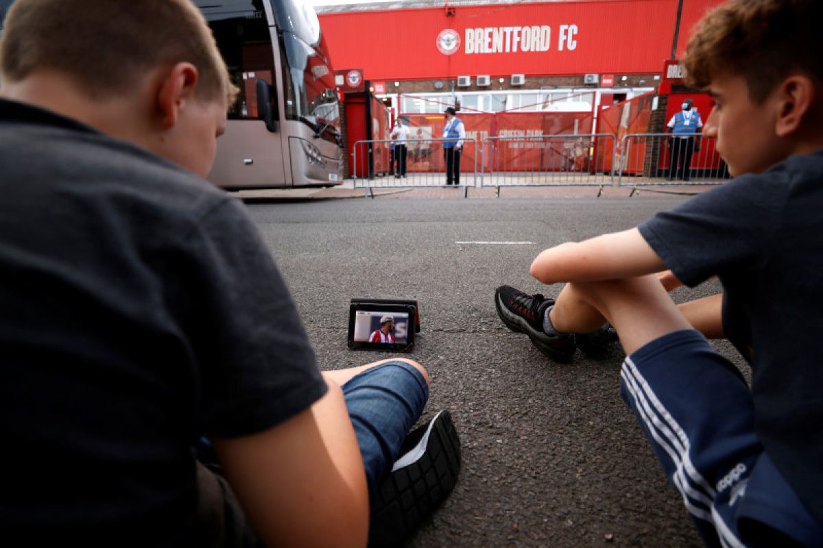 Brentford melaju ke final playoff Championship setelah menang 3-1 atas Swansea