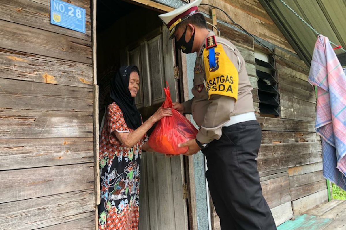 Operasi patuh tidak hanya di jalan, polantas ini datangi rumah warga