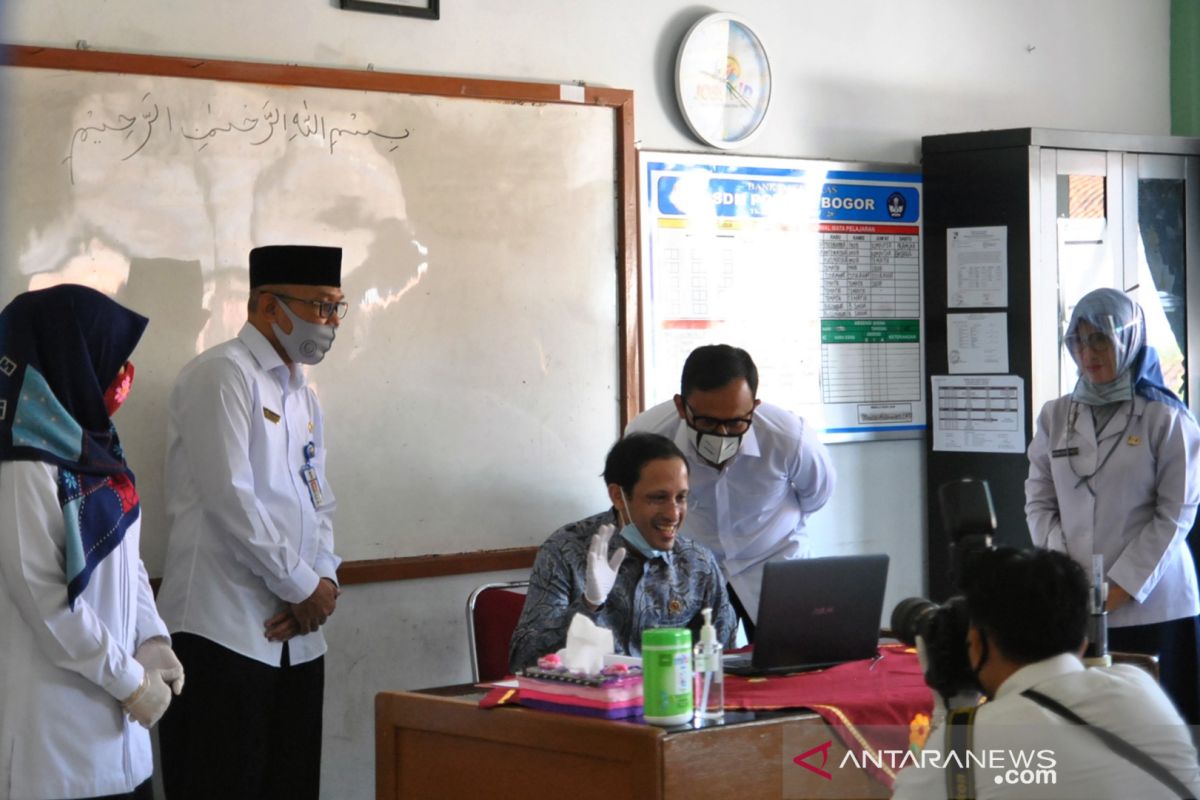 Menteri Nadiem harapkan siswa kembali sekolah seaman mungkin