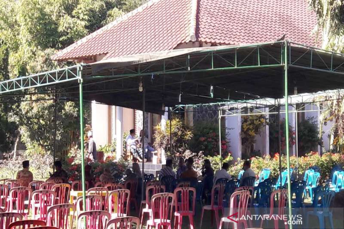 Jenazah Ajip Rosidi dimakamkan di makam keluarga