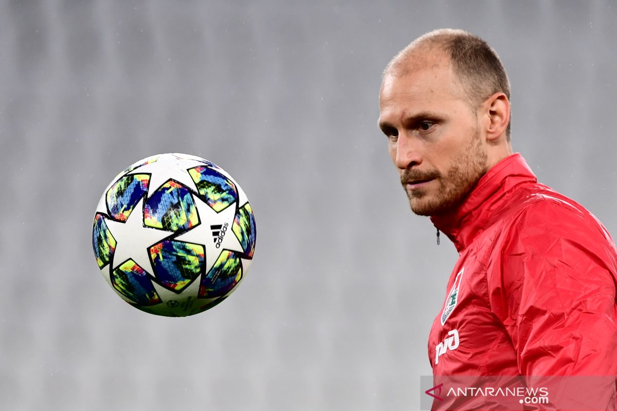 Hoewedes gantung sepatu meski baru berusia 32 tahun