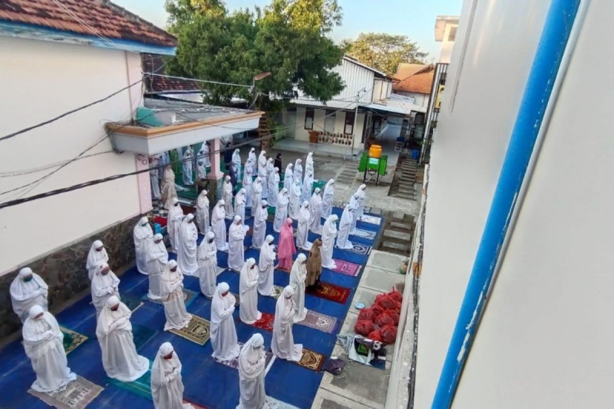 Shalat Idul Adha  di Pesantren Tebuireng dengan protokol kesehatan