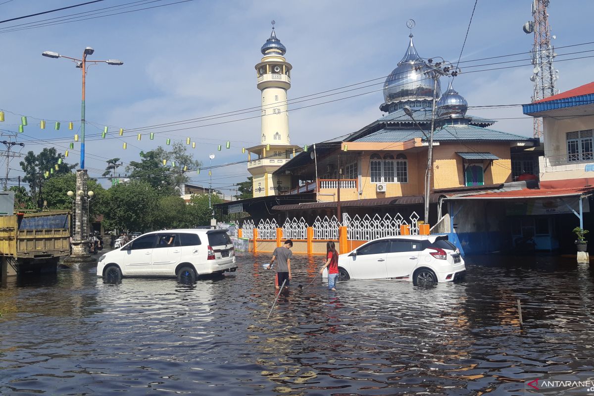 Banjir masih genangi sebagian Kota Singkawang