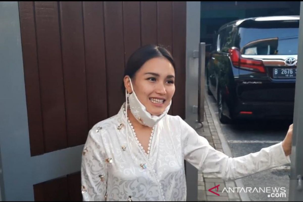 Ayu Ting Ting siapkan seragam putih di Idul Adha