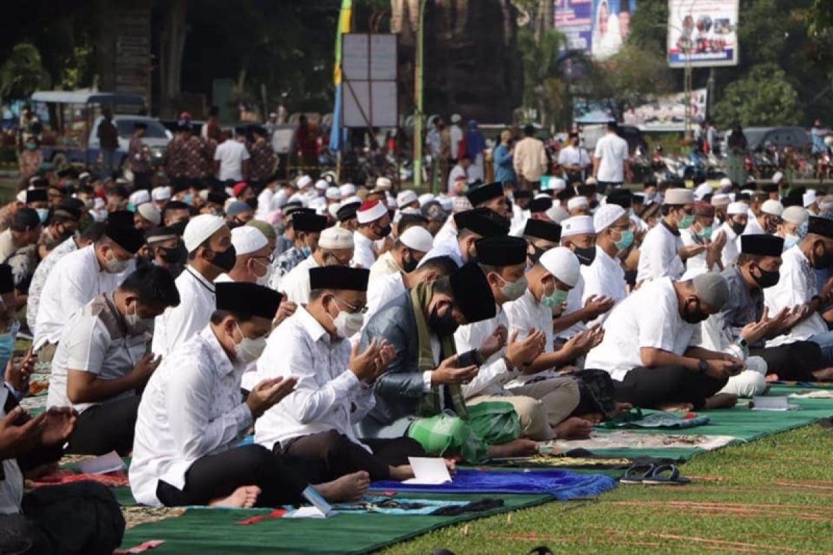 Ribuan masyarakat bersama Wali Kota Binjai dan Ketua PKK sholat Idul Adha 1441 Hijriah