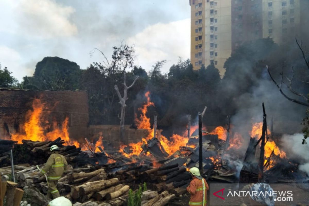 Tumpukan kayu di lahan 800 meter persegi terbakar di Jakarta Timur