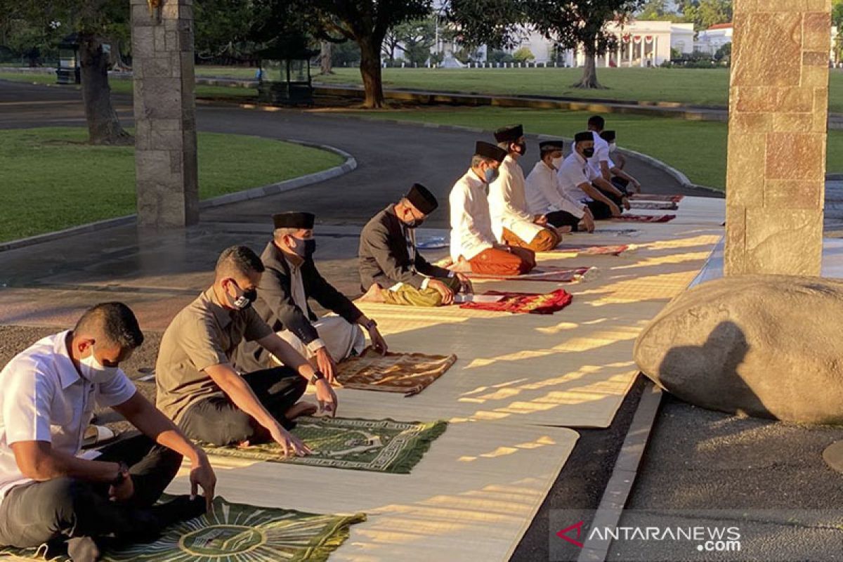 Presiden Jokowi shalat Idul Adha di halaman Wisma Bayurini