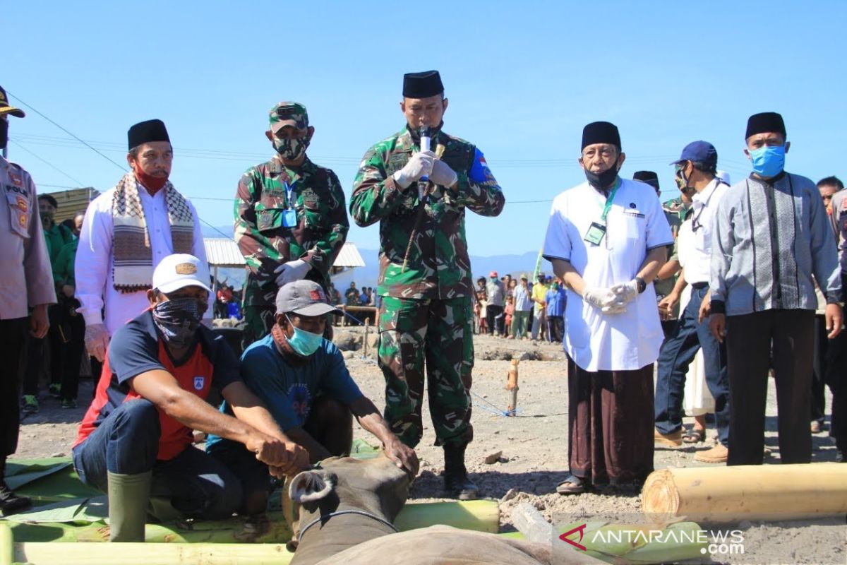 Kasad menyerahkan 16 hewan kurban untuk masyarakat Pulau Bungin Sumbawa