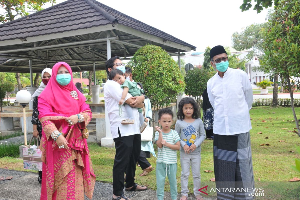 Gubernur Sumbar lakukan ibadah qurban di Padang